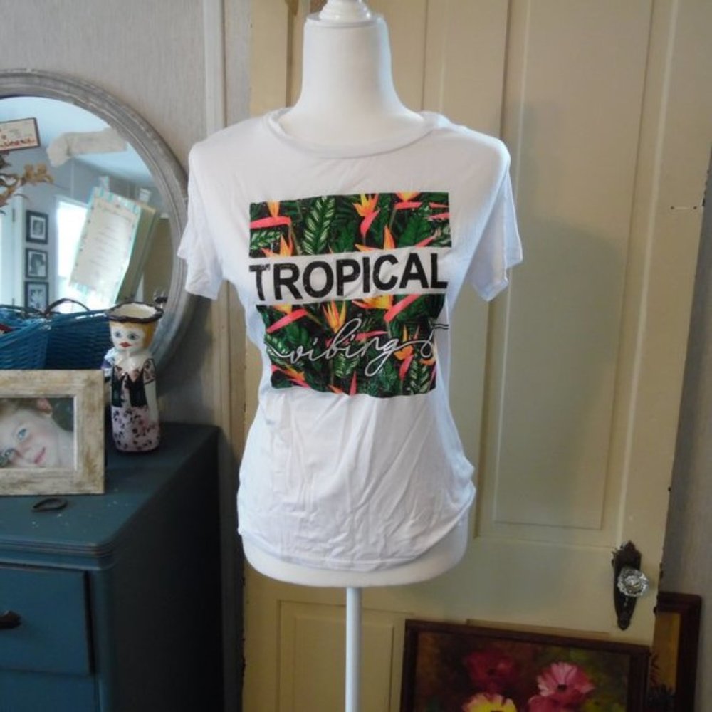 NWT Beachy "Tropical Vibing" Floral Crewneck Tee L